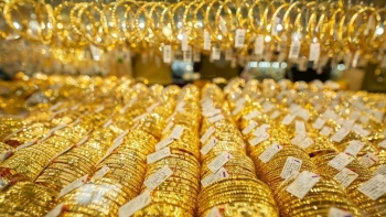 Giá vàng đồng loạt lao dốc phiên đầu tuần