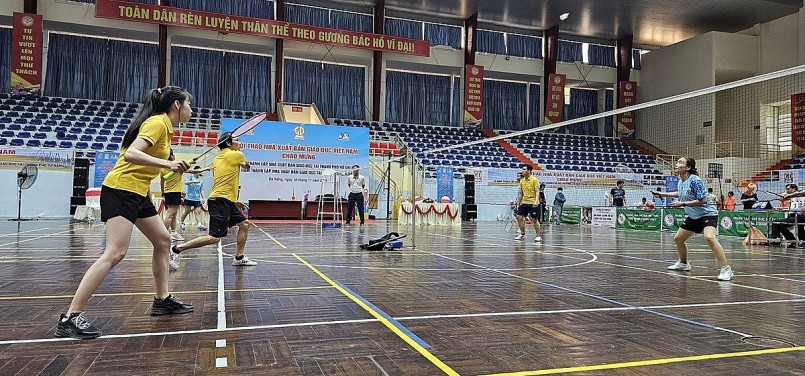 Các vận động viên đang thi đấu cầu lông Các vận động viên đang thi đấu cầu lông