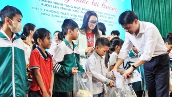 Tân Hiệp Phát trao học bổng nâng bước tới trường cho học sinh vượt khó tại tỉnh Hà Nam