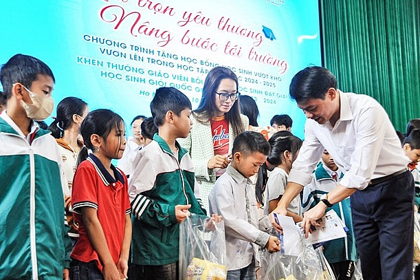 Bà Vũ Phương Thanh (Thanh Vũ) - Đại sứ thương hiệu Number 1 - Tập đoàn Tân Hiệp Phát cùng đại diện lãnh đạo tỉnh Hà Nam trao học bổng cho các em học sinh khó khăn. Bà Vũ Phương Thanh (Thanh Vũ) - Đại sứ thương hiệu Number 1 - Tập đoàn Tân Hiệp Phát cùng đại diện lãnh đạo tỉnh Hà Nam trao học bổng cho các em học sinh khó khăn.