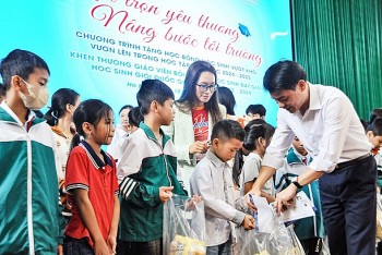 Tân Hiệp Phát trao học bổng nâng bước tới trường cho học sinh vượt khó tại tỉnh Hà Nam