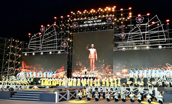 Cầu truyền hình 70 năm Tập kết ra Bắc “Tình sâu, nghĩa nặng” gồm 3 chương nội dung: “Khát vọng thống nhất” tái hiện khoảnh khắc lịch sử cách đây 70 năm, hàng vạn cán bộ, chiến sĩ, đồng bào miền Nam rời quê hương, xa gia đình, gác lại nỗi nhớ nhà để lên đường với khát vọng về ngày hoàn toàn thống nhất. Cầu truyền hình 70 năm Tập kết ra Bắc “Tình sâu, nghĩa nặng” gồm 3 chương nội dung: “Khát vọng thống nhất” tái hiện khoảnh khắc lịch sử cách đây 70 năm, hàng vạn cán bộ, chiến sĩ, đồng bào miền Nam rời quê hương, xa gia đình, gác lại nỗi nhớ nhà để lên đường với khát vọng về ngày hoàn toàn thống nhất.