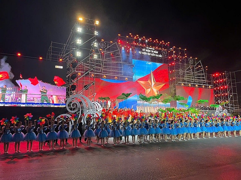 Những màn trình diễn nghệ thuật là một phần quan trọng trong Chương trình, là sợi dây kết nối tiếp thêm những mạch nguồn cảm xúc cho khán giả sau mỗi câu chuyện Những màn trình diễn nghệ thuật là một phần quan trọng trong Chương trình, là sợi dây kết nối tiếp thêm những mạch nguồn cảm xúc cho khán giả sau mỗi câu chuyện