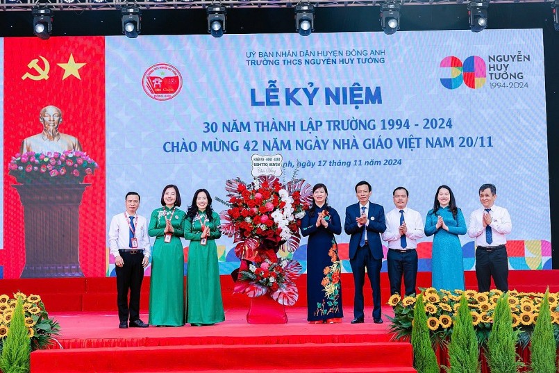 Lãnh đạo Huyện ủy, HĐND, UBND, MTTQ huyện Đông Anh chúc mừng thầy và trò nhà trường Lãnh đạo Huyện ủy, HĐND, UBND, MTTQ huyện Đông Anh chúc mừng thầy và trò nhà trường