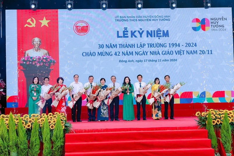 Ban giám hiệu nhà trường tặng hoa chúc mừng thầy cô giáo nguyên hiệu trưởng, phó hiệu trưởng, qua các thời kỳ Ban giám hiệu nhà trường tặng hoa chúc mừng thầy cô giáo nguyên hiệu trưởng, phó hiệu trưởng, qua các thời kỳ