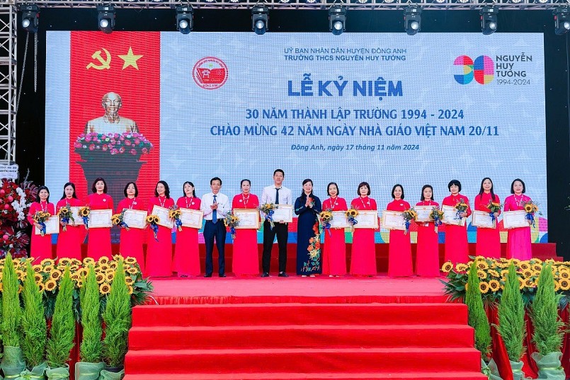 Thầy giáo, cô giáo nhà trường nhận bằng khen có thành tích xuất sắc trong năm học 2023-2024 Thầy giáo, cô giáo nhà trường nhận bằng khen có thành tích xuất sắc trong năm học 2023-2024