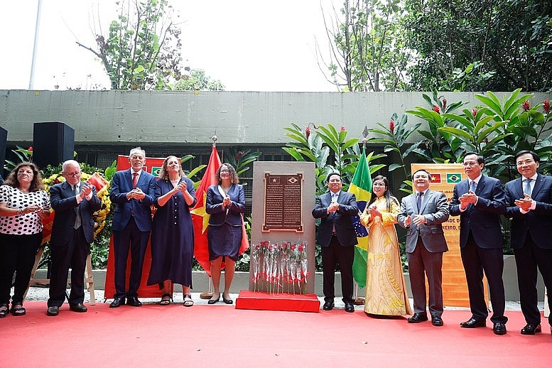 Khẳng định Việt Nam độc lập, tự chủ, tự tin, tự lực, tự cường, tự hào dân tộc, đóng góp trách nhiệm, hiệu quả trước các vấn đề toàn cầu