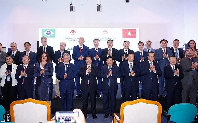 Khẳng định Việt Nam độc lập, tự chủ, tự tin, tự lực, tự cường, tự hào dân tộc, đóng góp trách nhiệm, hiệu quả trước các vấn đề toàn cầu