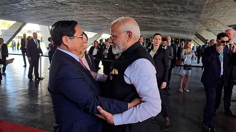 Khẳng định Việt Nam độc lập, tự chủ, tự tin, tự lực, tự cường, tự hào dân tộc, đóng góp trách nhiệm, hiệu quả trước các vấn đề toàn cầu