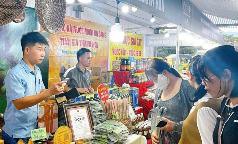 Người dân tham quan, mua sắm sản phẩm tại gian hàng OCOP tỉnh Thanh Hoá. Người dân tham quan, mua sắm sản phẩm tại gian hàng OCOP tỉnh Thanh Hoá.