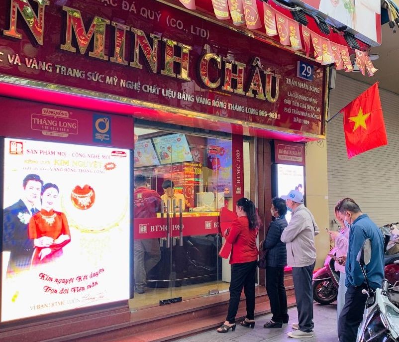 Dù giá vàng biến động liên tục, vàng nhẫn vẫn là sản phẩm được nhiều người ưa chuộng, săn mua thời điểm này. Ảnh: Lệ Hà Dù giá vàng biến động liên tục, vàng nhẫn vẫn là sản phẩm được nhiều người ưa chuộng, săn mua thời điểm này. Ảnh: Lệ Hà