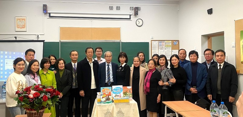 Đoàn công tác của Bộ Giáo dục và Đào tạo chụp ảnh với cán bộ, giáo viên trường Lạc Long Quân Đoàn công tác của Bộ Giáo dục và Đào tạo chụp ảnh với cán bộ, giáo viên trường Lạc Long Quân