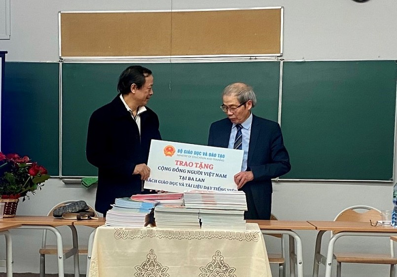 Thứ trưởng Phạm Ngọc Thưởng trao tặng sách giáo dục và tài liệu dạy tiếng Việt cho trường Lạc Long Quân Thứ trưởng Phạm Ngọc Thưởng trao tặng sách giáo dục và tài liệu dạy tiếng Việt cho trường Lạc Long Quân