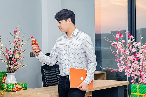 Được chiết xuất từ thảo mộc tự nhiên, Trà Dr Thanh giúp người trẻ thanh lọc cơ thể để luôn tươi mát khi chạy đua với công việc cuối năm. Được chiết xuất từ thảo mộc tự nhiên, Trà Dr Thanh giúp người trẻ thanh lọc cơ thể để luôn tươi mát khi chạy đua với công việc cuối năm.