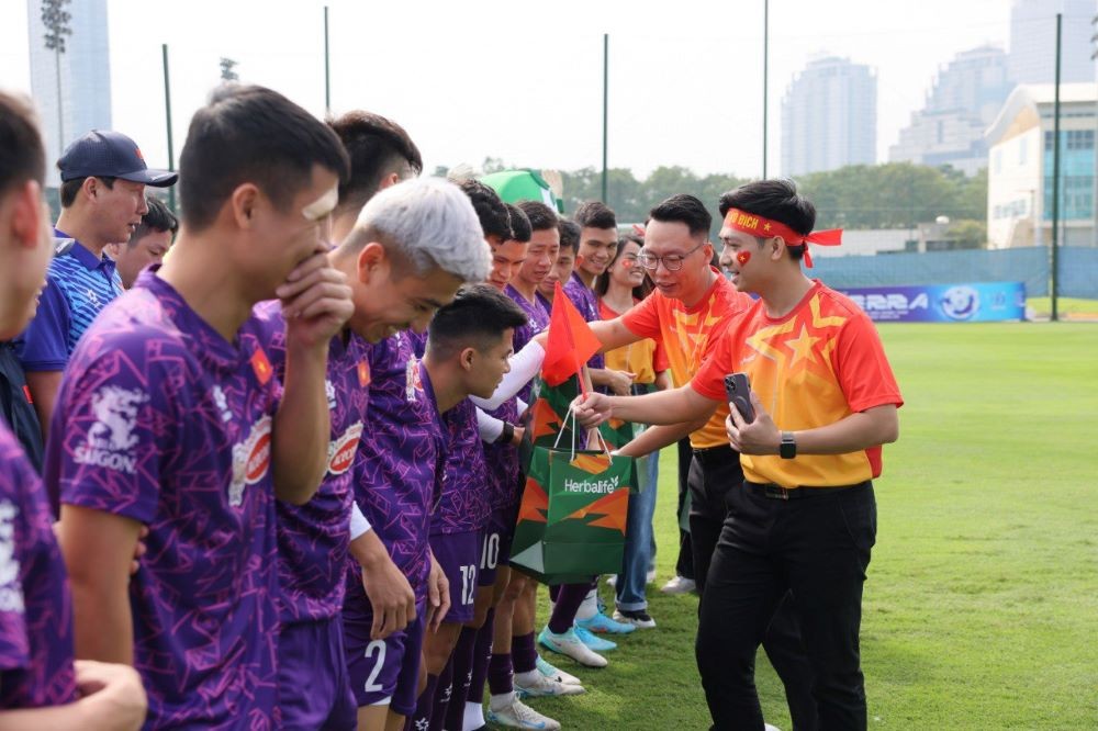 Herbalife giao lưu và đồng hành cùng đội tuyển Việt Nam ngày 22/11 tại sân tập VFF Herbalife giao lưu và đồng hành cùng đội tuyển Việt Nam ngày 22/11 tại sân tập VFF