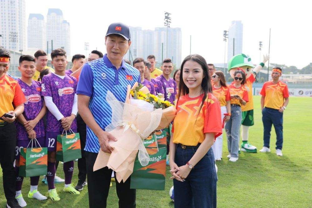 Khoảnh khắc gắn kết giữa các cầu thủ và người hâm mộ tiếp thêm động lực thi đấu, lan tỏa nguồn cảm hứng sống khỏe Khoảnh khắc gắn kết giữa các cầu thủ và người hâm mộ tiếp thêm động lực thi đấu, lan tỏa nguồn cảm hứng sống khỏe