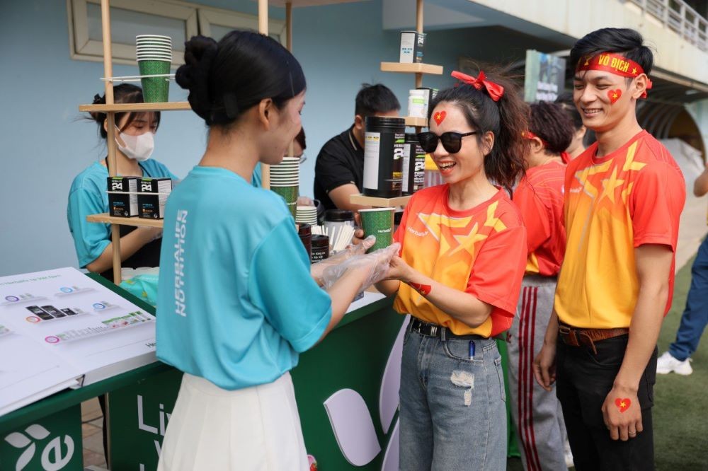 Herbalife luôn đồng hành cùng đội tuyển, cung cấp các sản phẩm dinh dưỡng chất lượng cao nhằm duy trì thể lực và tinh thần trong hành trình chinh phục giải đấu. Herbalife luôn đồng hành cùng đội tuyển, cung cấp các sản phẩm dinh dưỡng chất lượng cao nhằm duy trì thể lực và tinh thần trong hành trình chinh phục giải đấu.