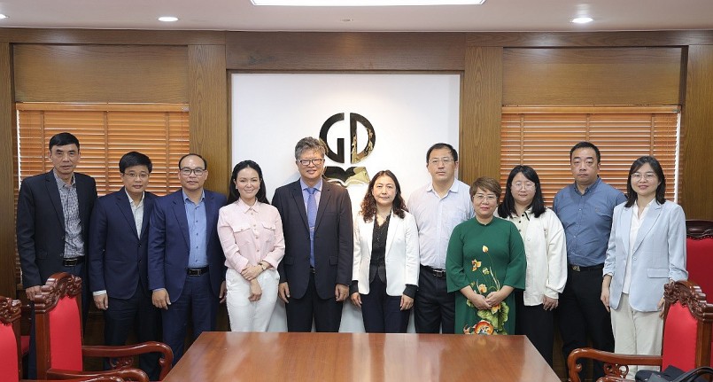 Các vị đại biểu chụp ảnh lưu niệm. Các vị đại biểu chụp ảnh lưu niệm.