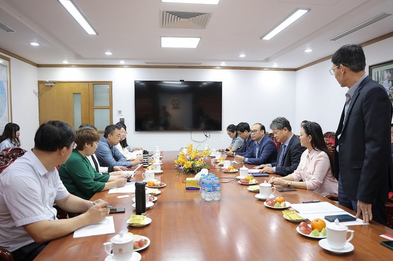 Trung tâm Bảo hộ Bản quyền Trung Quốc đã có buổi làm việc, trao đổi với Nhà xuất bản Giáo dục Việt Nam trong lĩnh vực xuất bản, bản quyền tác giả. Trung tâm Bảo hộ Bản quyền Trung Quốc đã có buổi làm việc, trao đổi với Nhà xuất bản Giáo dục Việt Nam trong lĩnh vực xuất bản, bản quyền tác giả.