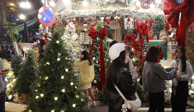 Mê mẩn không khí Giáng sinh trên phố Hàng Mã