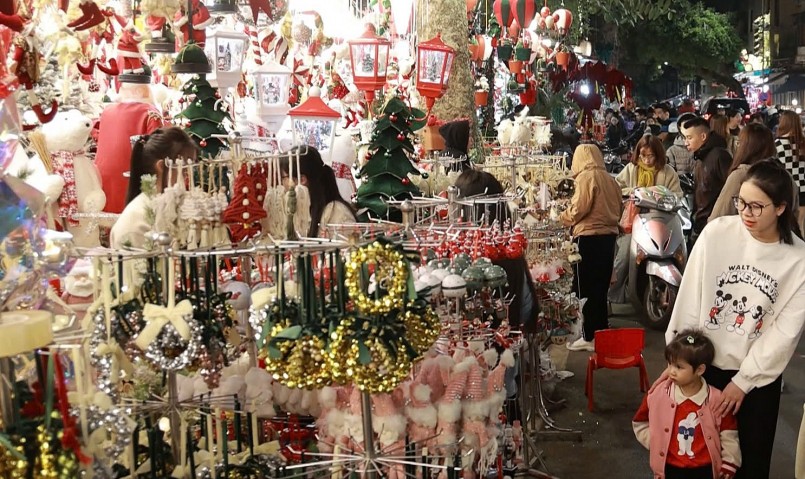 Mê mẩn không khí Giáng sinh trên phố Hàng Mã