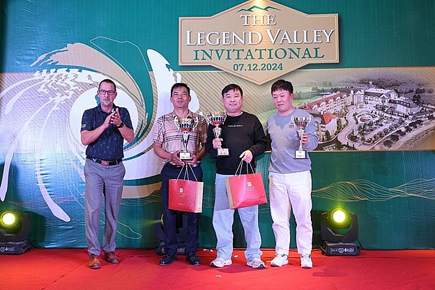 Gôn thủ Park Ji Hoon (thứ 2 từ phải sang) giành chức vô địch Legend Valley Invitational với tổng điểm là 78 gậy Gôn thủ Park Ji Hoon (thứ 2 từ phải sang) giành chức vô địch Legend Valley Invitational với tổng điểm là 78 gậy