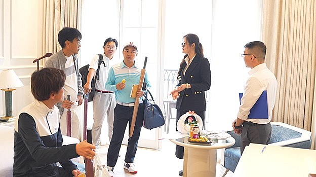 Các gôn thủ nước ngoài hào hứng khi tham quan phòng lưu trú tại khách sạn Legend Valley Hotel Các gôn thủ nước ngoài hào hứng khi tham quan phòng lưu trú tại khách sạn Legend Valley Hotel