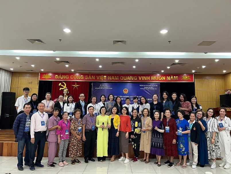 Giảng viên Trung tâm Công nghệ giáo dục – NXBGDVN cùng các thầy cô giáo người Việt Nam ở nước ngoài Giảng viên Trung tâm Công nghệ giáo dục – NXBGDVN cùng các thầy cô giáo người Việt Nam ở nước ngoài