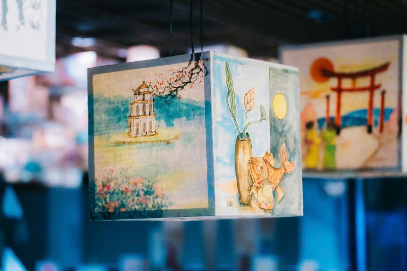 Các đèn đăng được vẽ lại từ bộ tranh “Ký ức đồng dao”. Ảnh: Sun World Ba Den Mountain