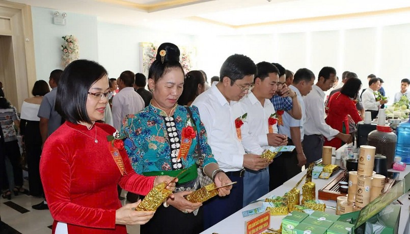 Các đại biểu tham quan sản phẩm chè Trọng Nguyên của HTX sản xuất kinh doanh và dịch vụ tổng hợp Bình Thuận, xã Phổng Lái, huyện Thuận Châu. Ảnh: Nguyễn Thư.