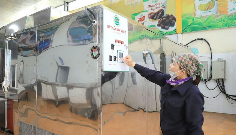 Dây chuyền chế biến quả sấy khô tại HTX Nông nghiệp Quyết Thanh, huyện Mộc Châu.