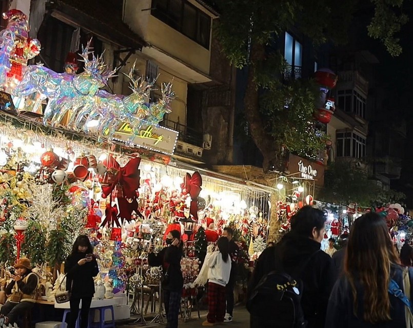 "Thủ phủ" bán đồ trang trí ở Hà Nội vẫn ảm đạm trước Giáng sinh "Thủ phủ" bán đồ trang trí ở Hà Nội vẫn ảm đạm trước Giáng sinh