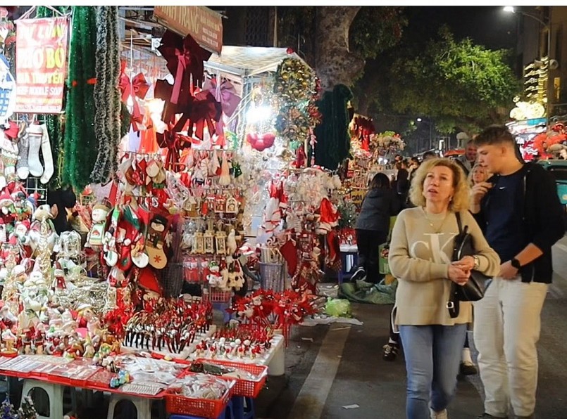 "Thủ phủ" bán đồ trang trí ở Hà Nội vẫn ảm đạm trước Giáng sinh "Thủ phủ" bán đồ trang trí ở Hà Nội vẫn ảm đạm trước Giáng sinh