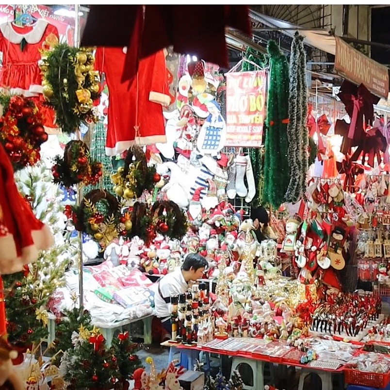 "Thủ phủ" bán đồ trang trí ở Hà Nội vẫn ảm đạm trước Giáng sinh "Thủ phủ" bán đồ trang trí ở Hà Nội vẫn ảm đạm trước Giáng sinh