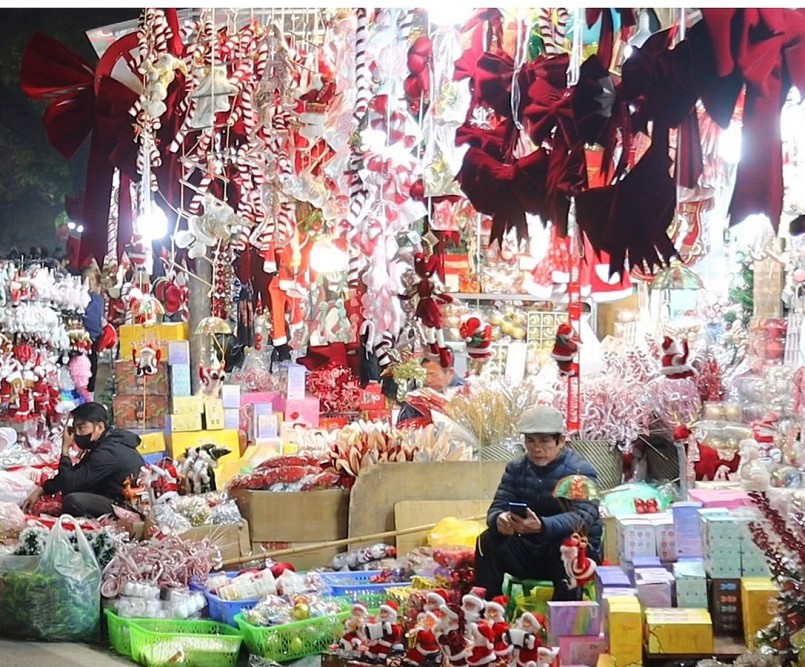 "Thủ phủ" bán đồ trang trí ở Hà Nội vẫn ảm đạm trước Giáng sinh "Thủ phủ" bán đồ trang trí ở Hà Nội vẫn ảm đạm trước Giáng sinh