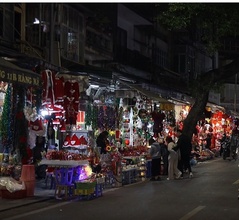 "Thủ phủ" bán đồ trang trí ở Hà Nội vẫn ảm đạm trước Giáng sinh "Thủ phủ" bán đồ trang trí ở Hà Nội vẫn ảm đạm trước Giáng sinh