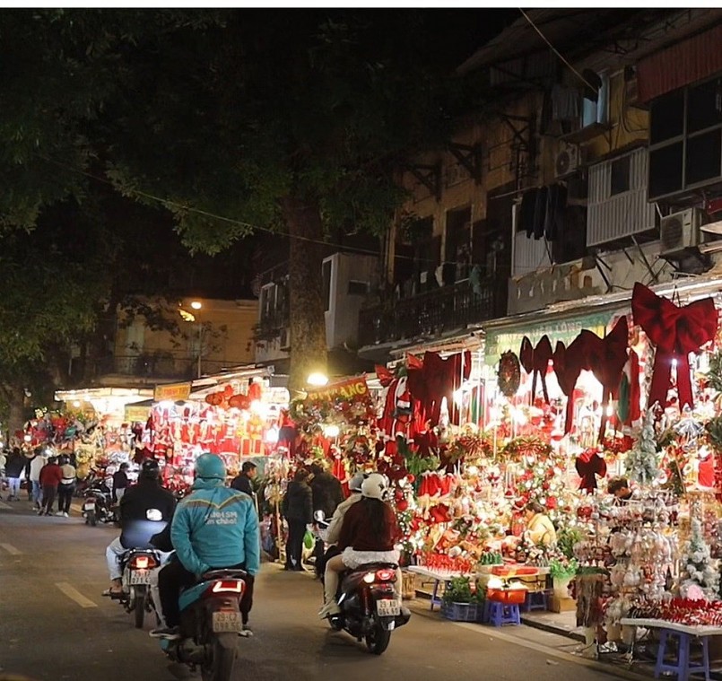 "Thủ phủ" bán đồ trang trí ở Hà Nội vẫn ảm đạm trước Giáng sinh "Thủ phủ" bán đồ trang trí ở Hà Nội vẫn ảm đạm trước Giáng sinh