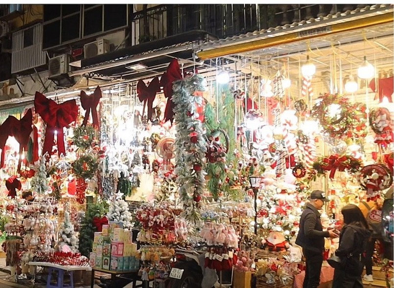 "Thủ phủ" bán đồ trang trí ở Hà Nội vẫn ảm đạm trước Giáng sinh "Thủ phủ" bán đồ trang trí ở Hà Nội vẫn ảm đạm trước Giáng sinh