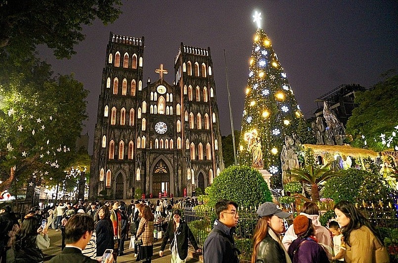 Đến đây trong mùa lễ hội, bạn sẽ được đắm mình trong khung cảnh rực rỡ khi nơi này khoác lên tấm áo mới, lung linh với những dải đèn màu, ngôi sao sáng lấp lánh và cây thông Noel cao vút, kiêu hãnh giữa không gian tĩnh lặng của Thủ đô. Đến đây trong mùa lễ hội, bạn sẽ được đắm mình trong khung cảnh rực rỡ khi nơi này khoác lên tấm áo mới, lung linh với những dải đèn màu, ngôi sao sáng lấp lánh và cây thông Noel cao vút, kiêu hãnh giữa không gian tĩnh lặng của Thủ đô.