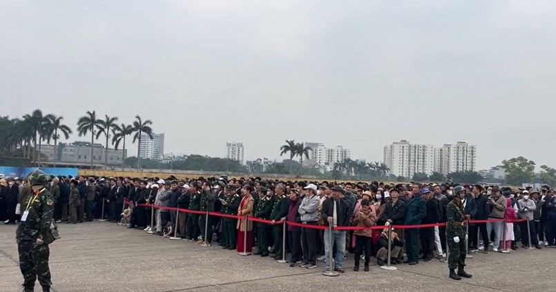 gười dân phải xếp hàng khoảng 1 tiếng trước khi vào triển lãm. gười dân phải xếp hàng khoảng 1 tiếng trước khi vào triển lãm.