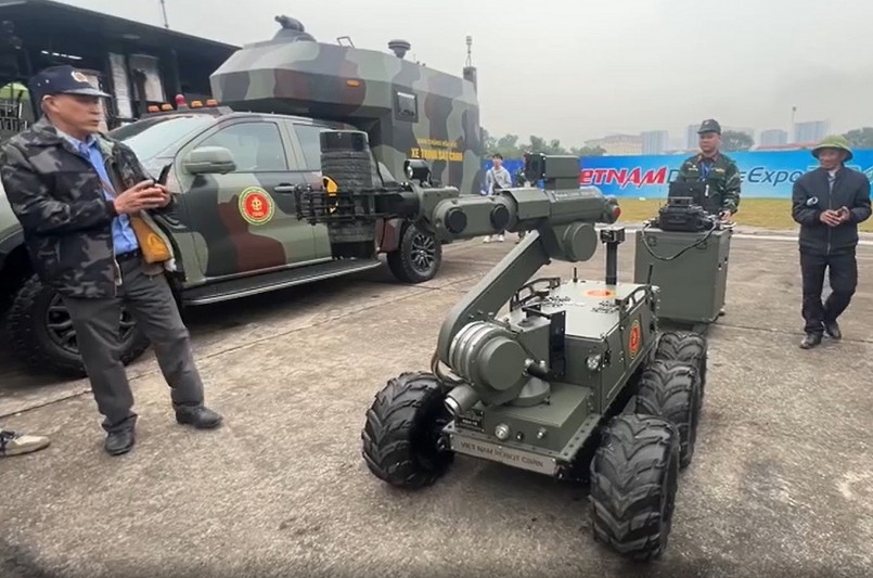 "Biển người" xếp hàng muốn tận mắt xem chiêm ngưỡng vũ khí hiện đại "Biển người" xếp hàng muốn tận mắt xem chiêm ngưỡng vũ khí hiện đại