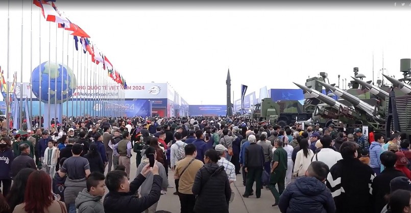 Tại khu vực trưng bày, các loại vũ khí, khí tài biểu tượng như xe tăng, pháo, tên lửa thu hút nhiều người dân tới chụp ảnh. Tại khu vực trưng bày, các loại vũ khí, khí tài biểu tượng như xe tăng, pháo, tên lửa thu hút nhiều người dân tới chụp ảnh.