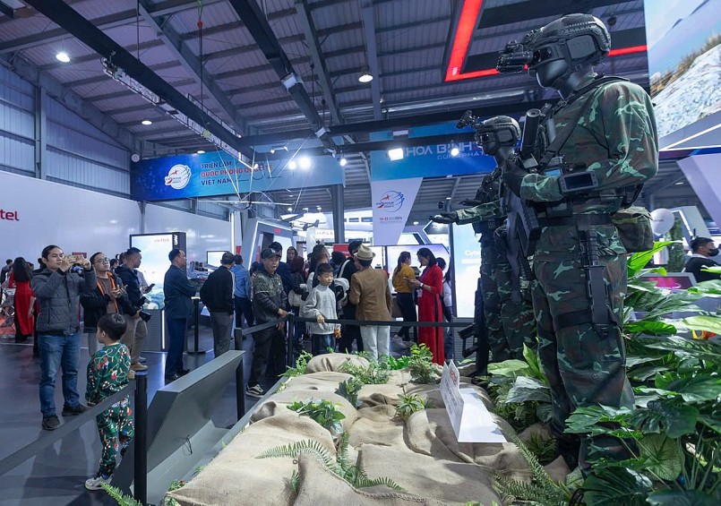 "Biển người" xếp hàng muốn tận mắt xem chiêm ngưỡng vũ khí hiện đại "Biển người" xếp hàng muốn tận mắt xem chiêm ngưỡng vũ khí hiện đại