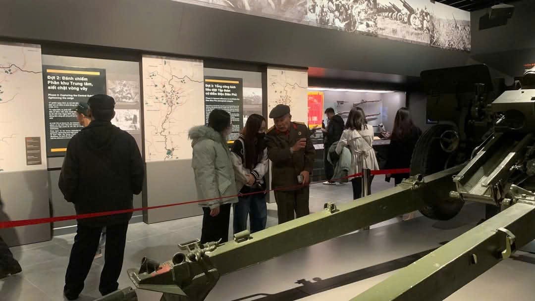 Những bạn trẻ được trực tiếp nhìn thấy hiện vật và nghe kể câu chuyện từ các bác cựu chiến binh (Ảnh: Phan Oanh)