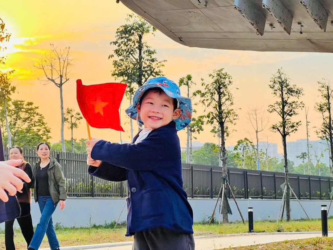 Học sinh trường mầm non Những cánh diều bay trải nghiệm thực tế khám phá hiện vật trưng bày (Ảnh: NTCC)