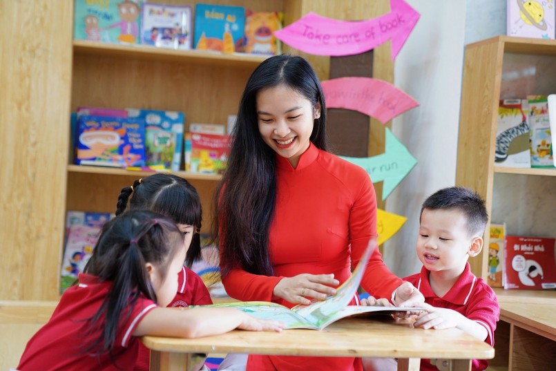 Giáo dục mầm non có vai trò quan trọng vì nó là giai đoạn vàng để giáo dục và tạo nền móng cho sự phát triển của trẻ trong tương lai Giáo dục mầm non có vai trò quan trọng vì nó là giai đoạn vàng để giáo dục và tạo nền móng cho sự phát triển của trẻ trong tương lai