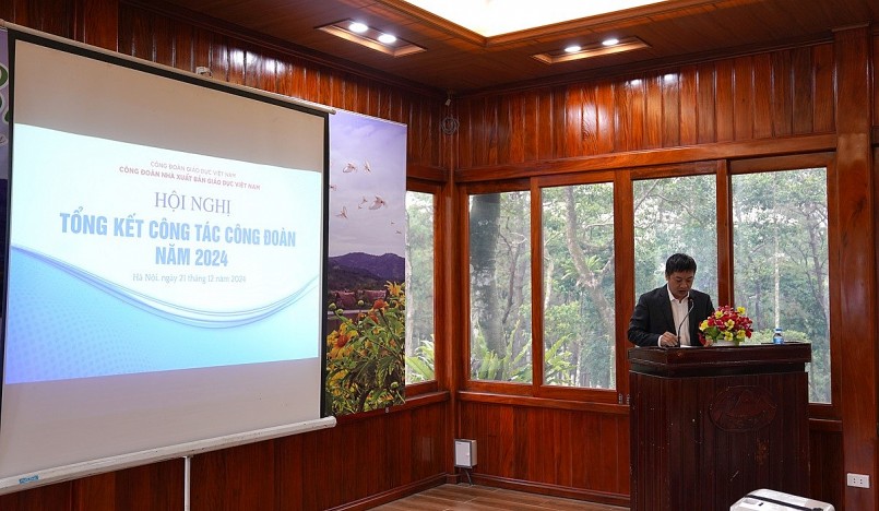 Đồng chí Phan Đức Minh, Chủ tịch Công đoàn CTCP Đầu tư và Phát triển Giáo dục Hà Nội tham luận tại Hội nghị