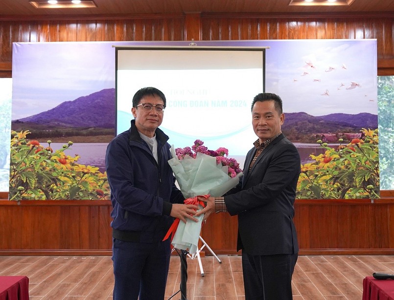 Đồng chí Nguyễn Ngọc Ân, Ủy viên Đoàn Chủ tịch Tổng Liên đoàn Lao động Việt Nam, Chủ tịch Công đoàn Giáo dục Việt Nam tặng hoa chúc mừng cho đồng chí Nguyễn Quốc Hồng, Chủ tịch Công đoàn NXBGDVN ghi nhận những kết quả đã đạt được trong năm 2024 của Công đoàn NXBGDVN