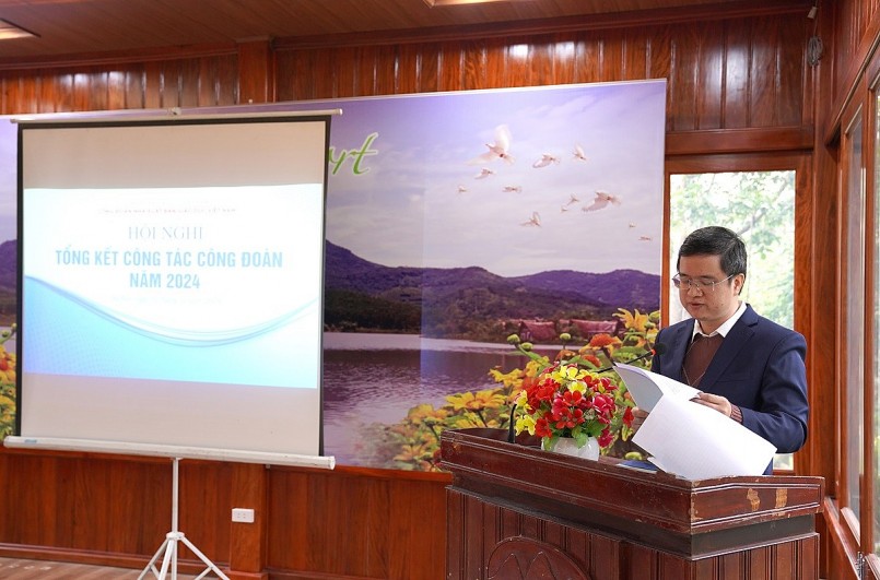 Đồng chí Nguyễn Tất Thắng, Phó Chủ tịch Công đoàn CTCP Dịch vụ xuất bản Giáo dục Hà Nội tham luận tại Hội nghị