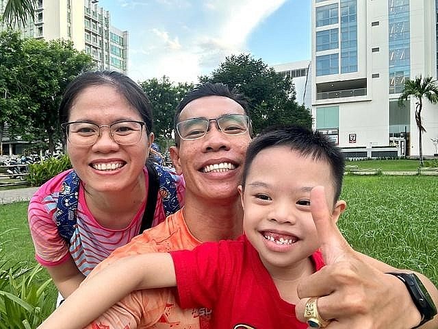 Thay vì đi nhậu với bạn, anh dành thời gian dẫn vợ con đi chơi, đi tập thể dục,… Thay vì đi nhậu với bạn, anh dành thời gian dẫn vợ con đi chơi, đi tập thể dục,…